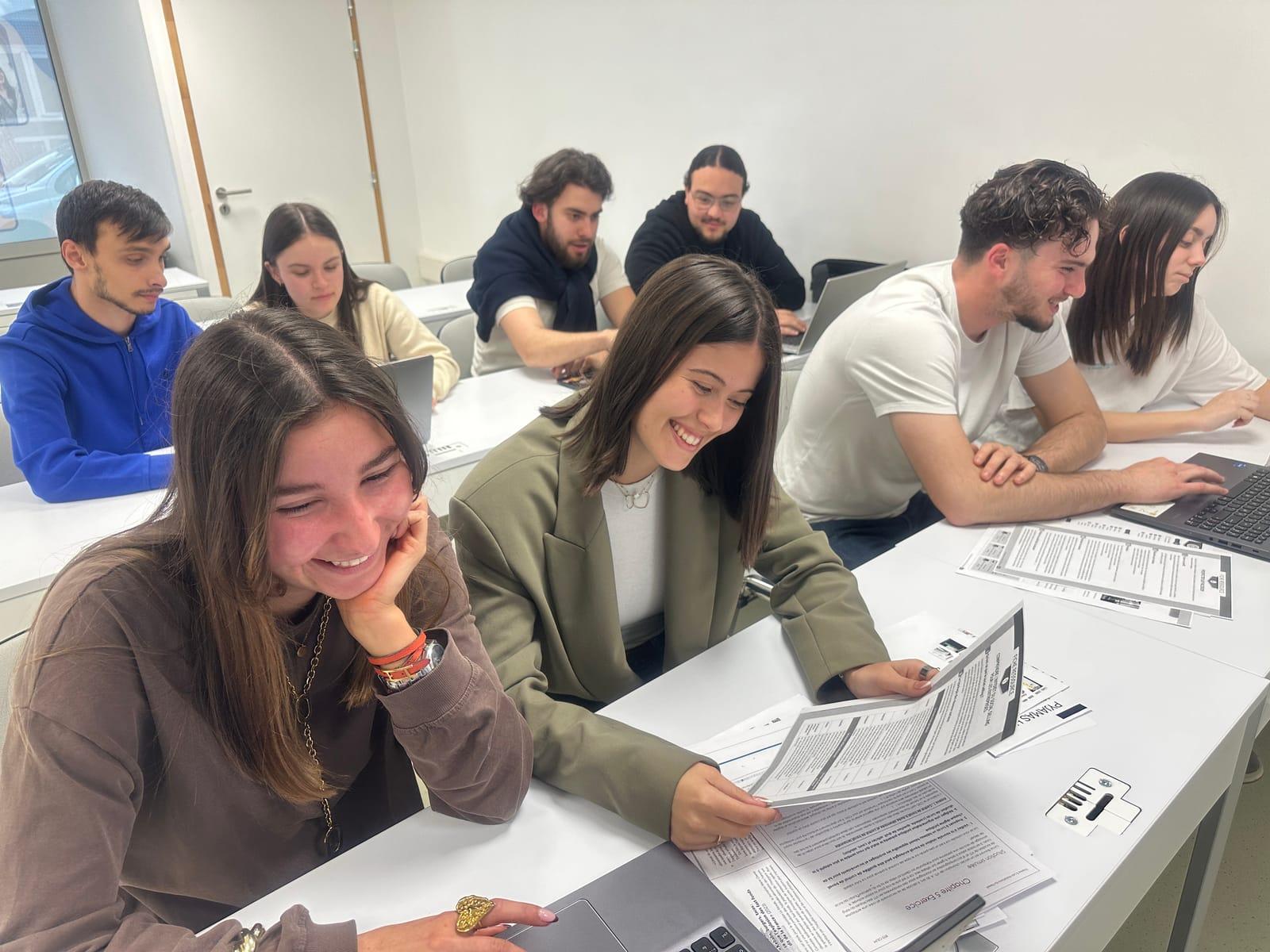 Étudiants sur le campus Pôle Sup Saint Vincent de Paul à Nîmes